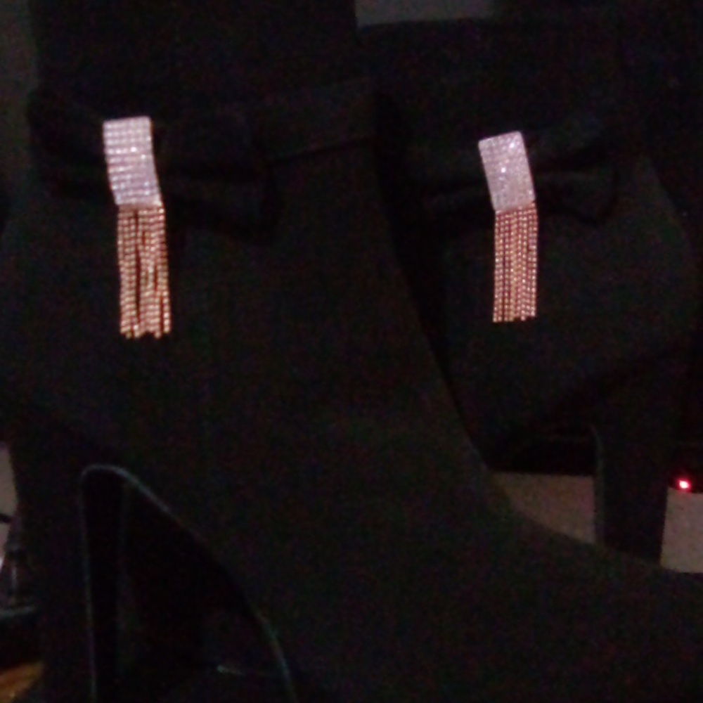7 1/2  forever black with bow and gold around ankle